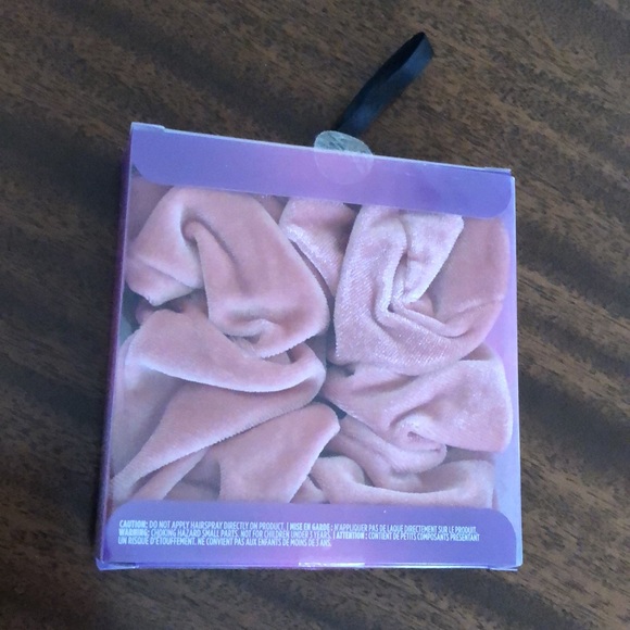 NWT Scrunchie Set of  2 Pink -1-velvet and 1-tulle hair accessories - Picture 4 of 16